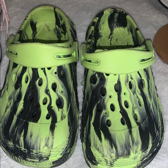 Stylish Footwear Collection - White Sneakers, Green Clogs, Pink Sandals size 2 - Picture 7 of 9